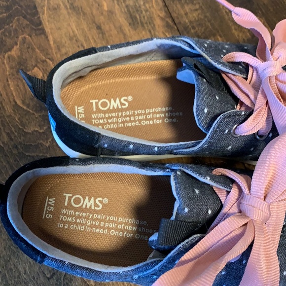 Toms Del Rey polka dot ribbon sneakers. - Picture 3 of 5